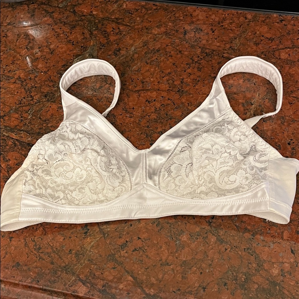 Playtex 18 Hour Bra 36B White Satin and Lace